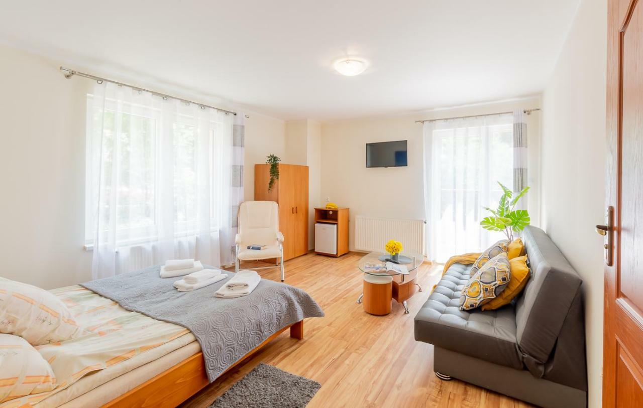 Apartament I Pokoje Goscinne U Lusi 维斯拉 外观 照片